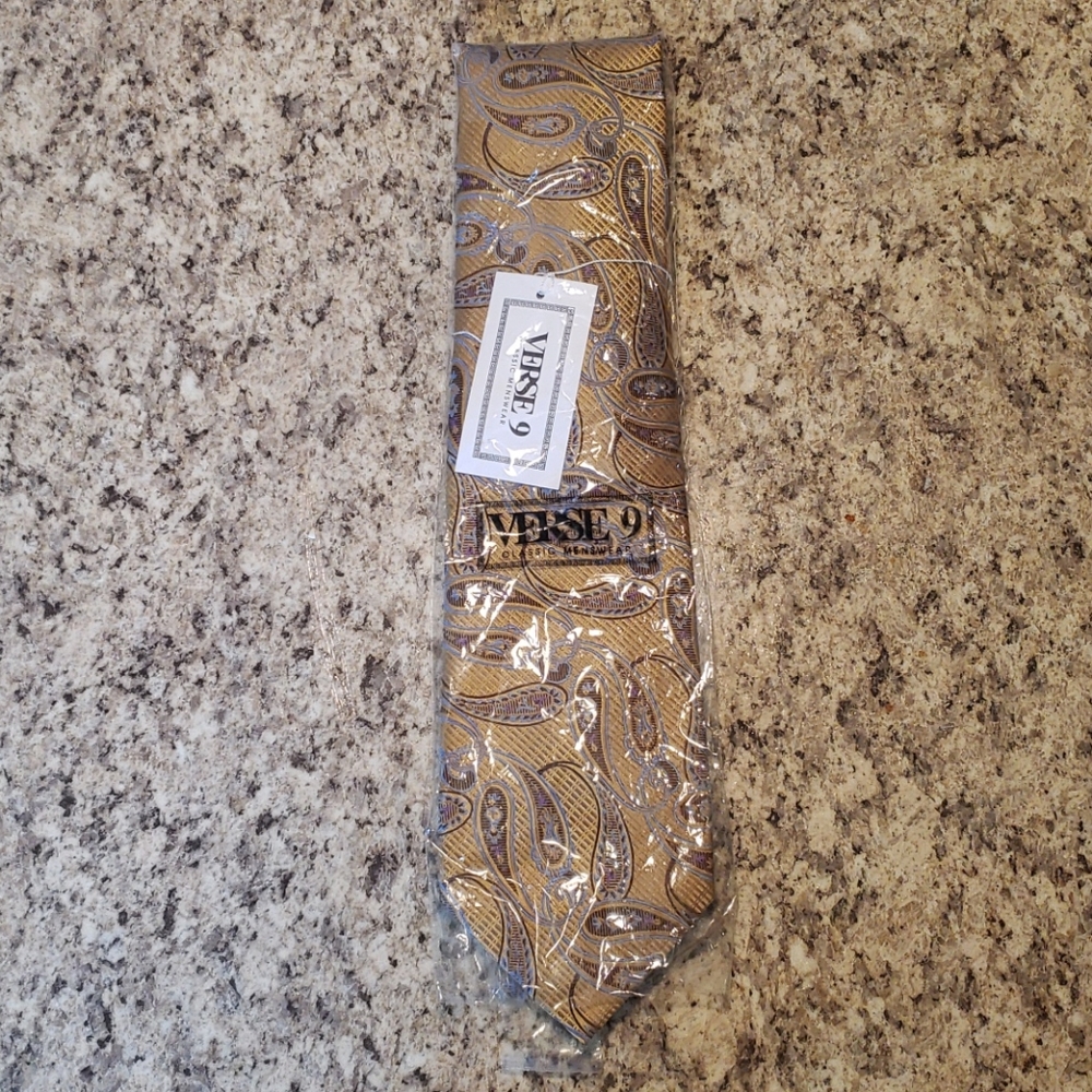 Verse 9 Tie with matching pocket square